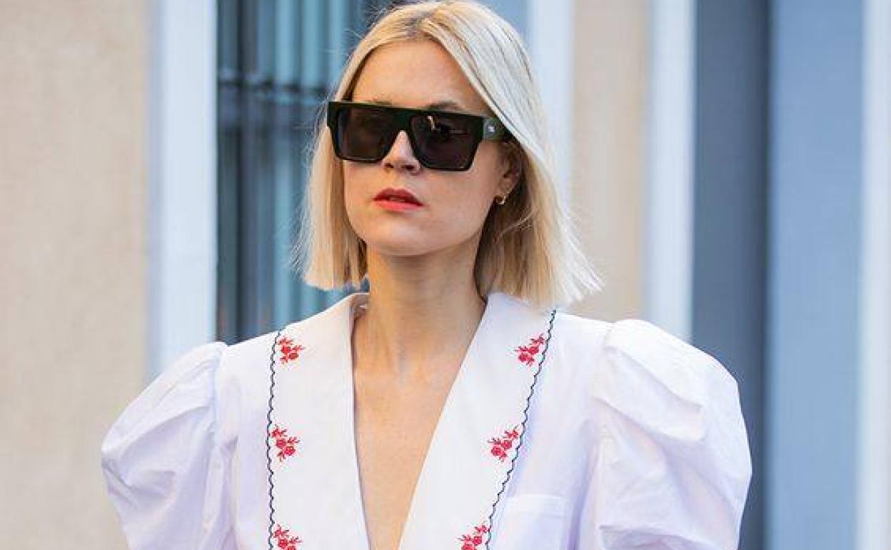 La blusa con cuello bobo arrasará durante todo el otoño La blusa de cuello bobo es la tendencia Otoño Invierno 2020
